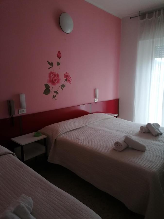 Hotel Nova Dhely Rimini Exterior foto