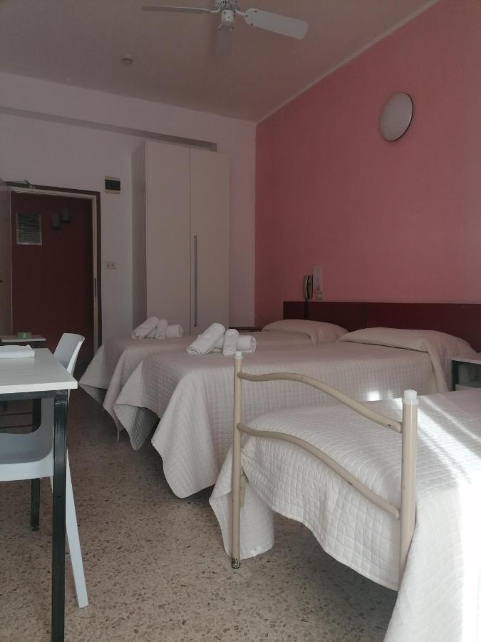 Hotel Nova Dhely Rimini Exterior foto