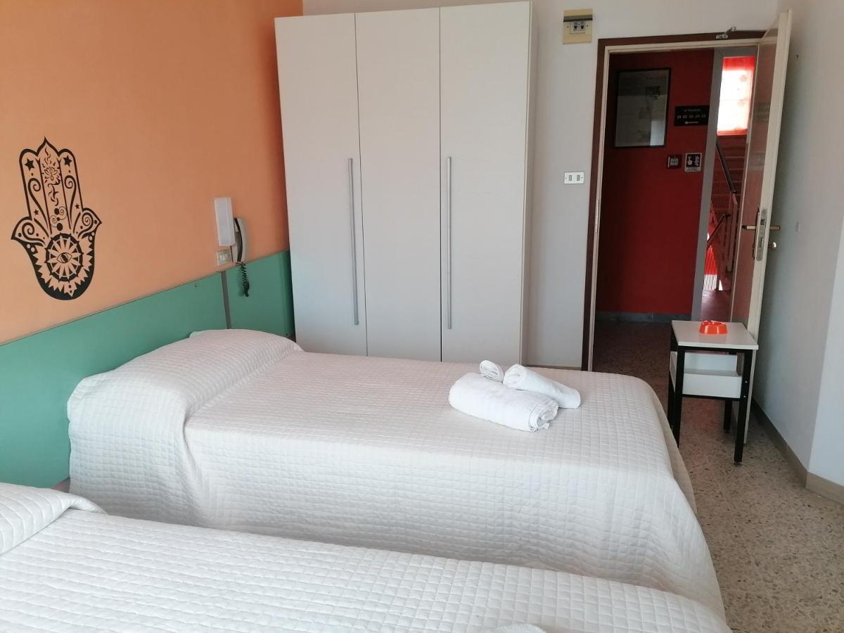 Hotel Nova Dhely Rimini Exterior foto