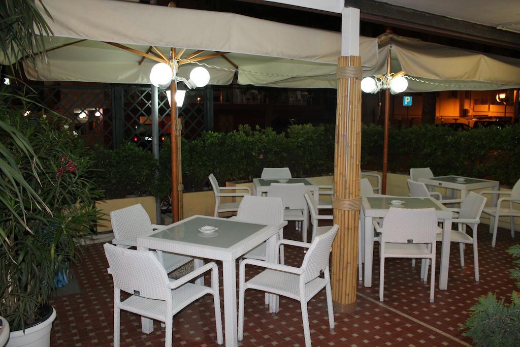 Hotel Nova Dhely Rimini Exterior foto
